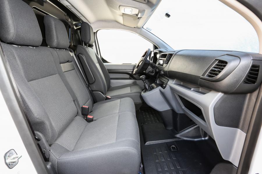 Интерьер Peugeot Expert 2017 года  (LA) (фото 11 из 17)